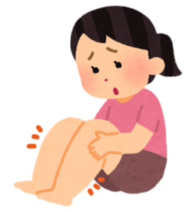 女性が足のむくみを感じているイラスト。足が疲れている様子を表現。